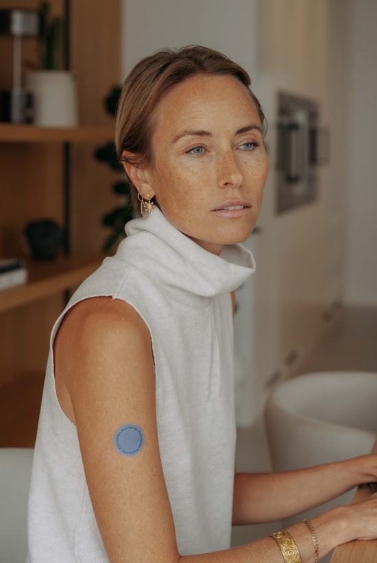 Donna con cerotto NAD+